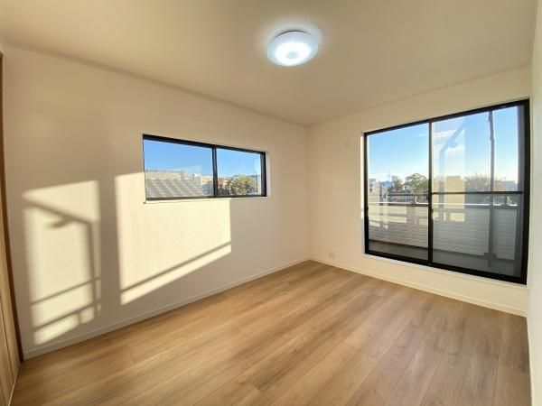4LDK House for Sale in Tarumi, Kobe with Sea and Bridge Views - Thumbnail 2
