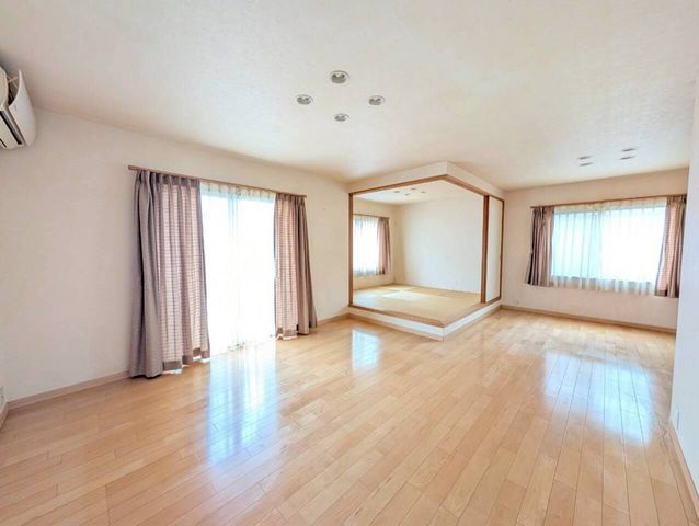 5LDK Stylish Two-Tone House for Sale in Hofu, Yamaguchi - Thumbnail 4