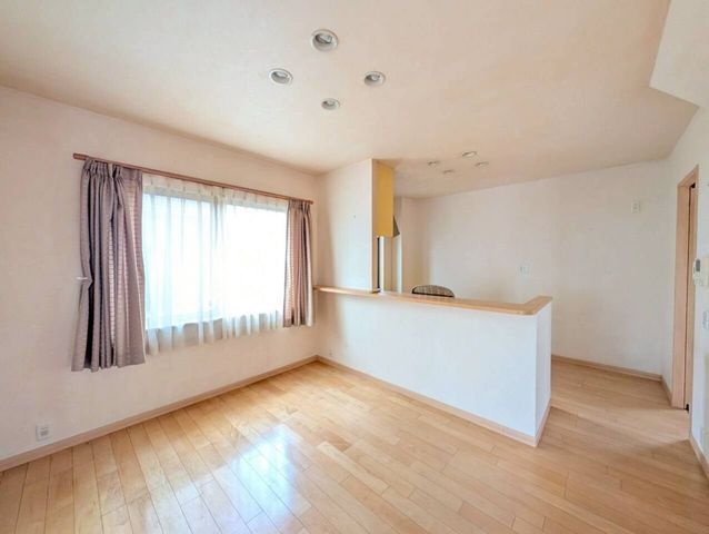 5LDK Stylish Two-Tone House for Sale in Hofu, Yamaguchi - Thumbnail 3