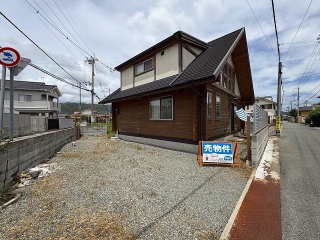 Log House Style 2LDK Home for Sale in Himeji, Hyogo - Thumbnail 2