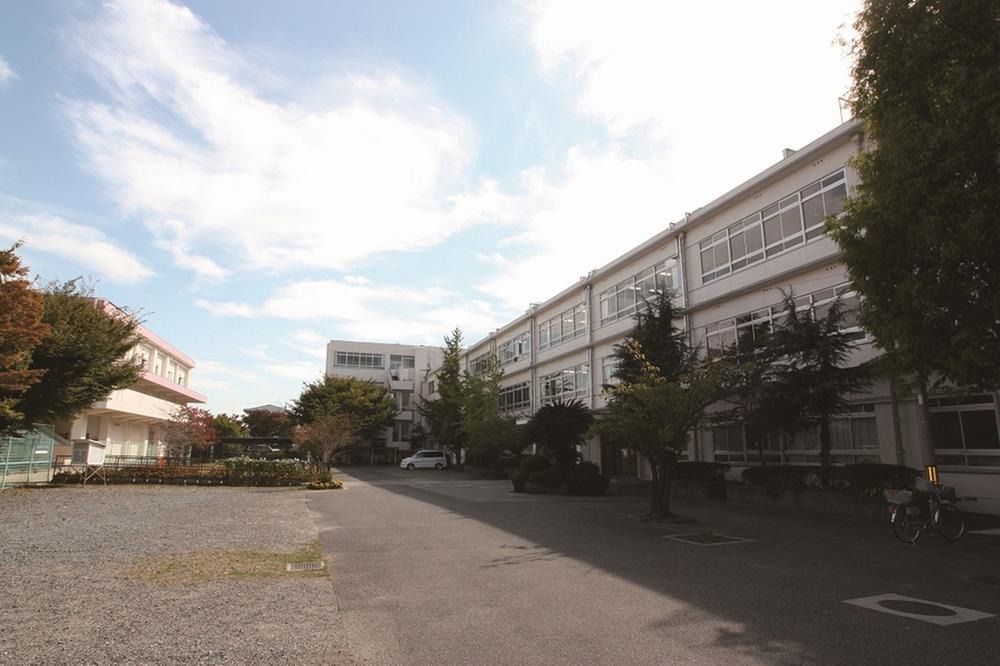 3LDK Family Home with Loft near Takashi Station, Osaka - Thumbnail 3