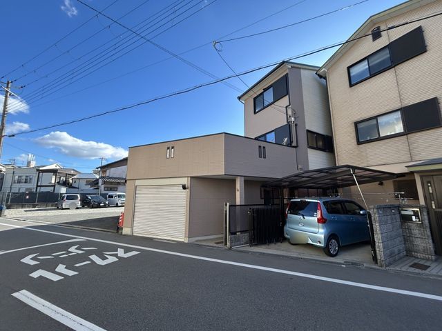 3LDK Detached House with Garage in Tsurumi, Osaka - Image 1