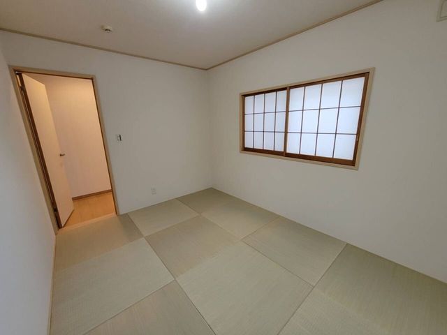Renovated 4LDK House for Sale in Higashiosaka, Osaka - Thumbnail 3