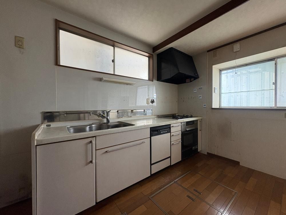5DK Detached House for Sale Near Suwanomori Station, Sakai - Thumbnail 3