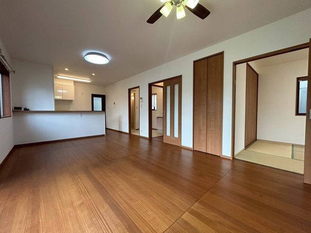 Modern 4LDK House with Garage in Hofu, Yamaguchi | 125.86 sqm - Thumbnail 3