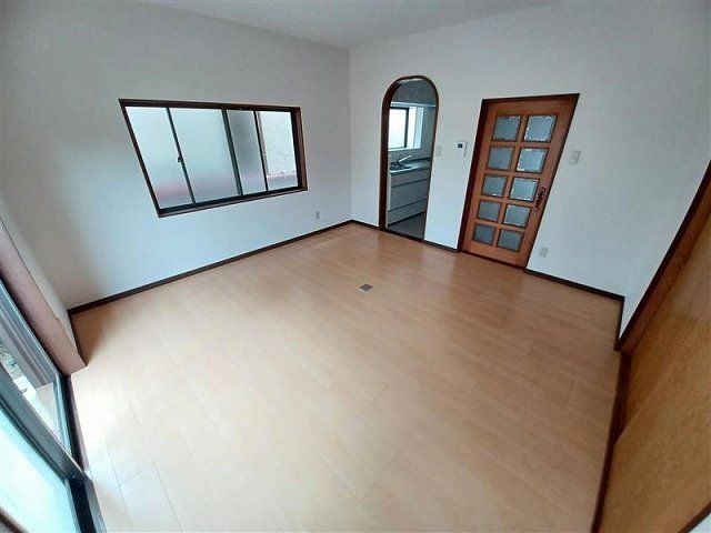 Renovated 5LDK House for Sale in Himeji, Hyogo | 119.79 sqm - Thumbnail 2