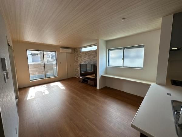 Modern 4LDK Detached House for Sale in Hirakata, Osaka - Thumbnail 3