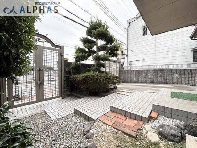 6LDK Two-Generation House in Kobe Nagata with Garden & Parking - Thumbnail 2