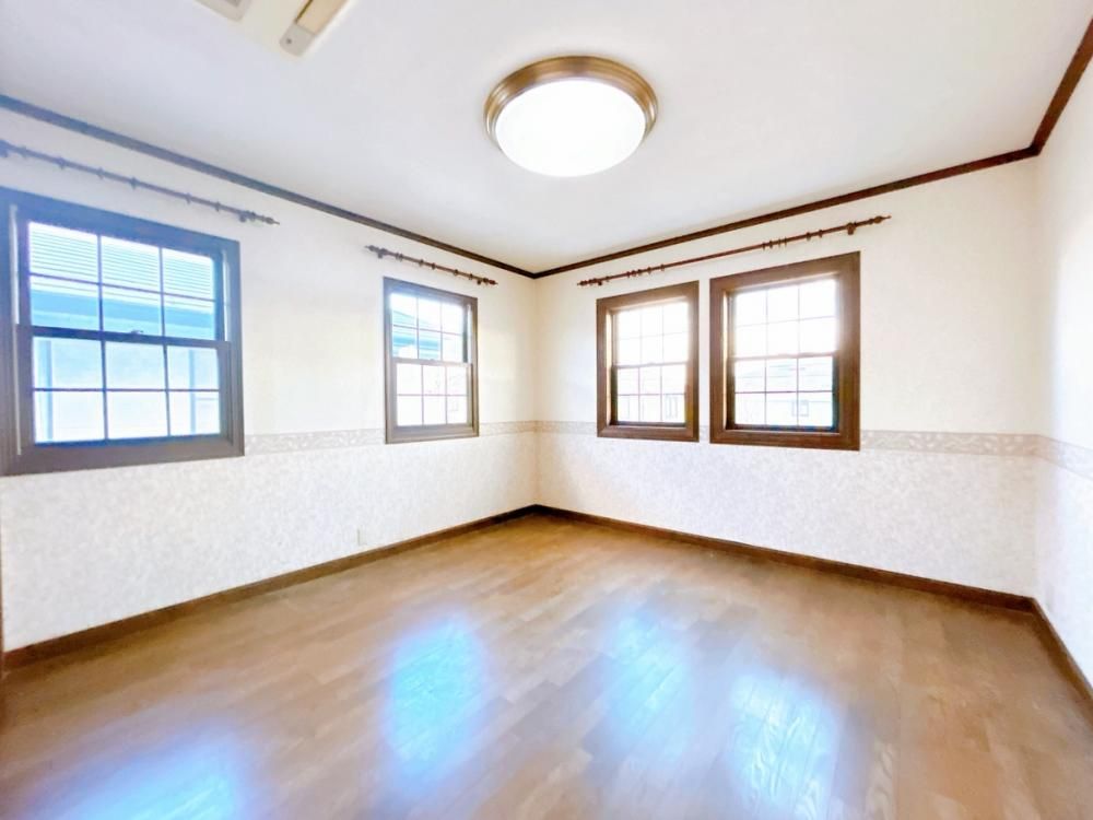 Renovated 4LDK House in Shijonawate, Osaka | 2-Car Parking - Thumbnail 2