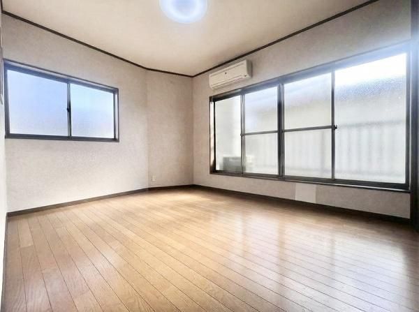 5LDK Corner Lot House with Shop Space Near Shijonawate Station - Thumbnail 2