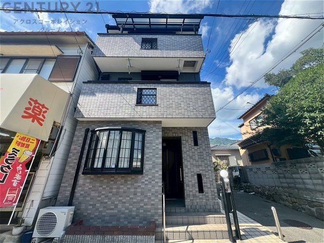 6LDK Family Home for Sale in Kobe Nada-ku, Hyogo - Image 1