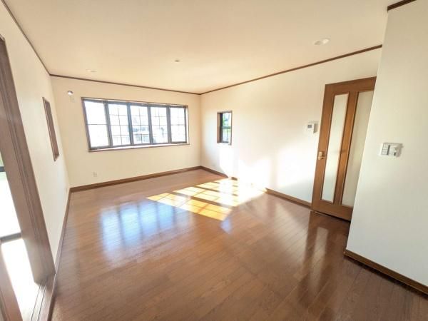 5LDK Detached House for Sale in Hirakata, Osaka - Thumbnail 2