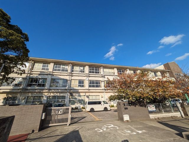 5LDK Detached House for Sale in Wakayama City, Near Higashi-Matsue Station - Thumbnail 2