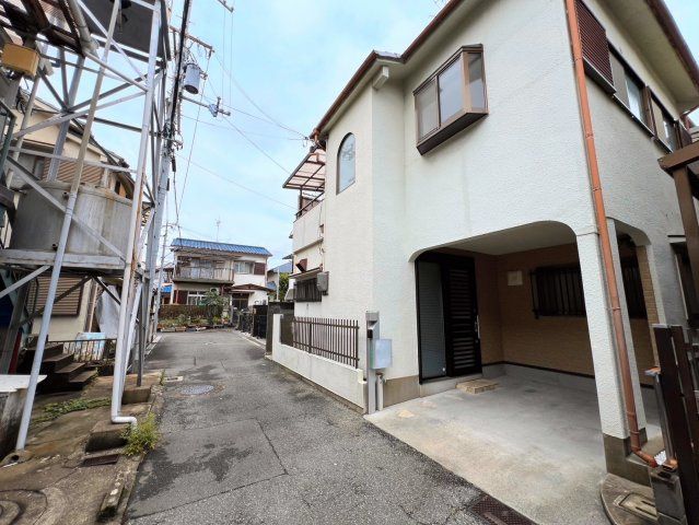 4DK Detached House for Sale in Toyonaka, Osaka - 12 Min Walk to Station - Thumbnail 2