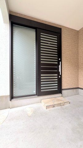 4DK Detached House for Sale in Toyonaka, Osaka - 12 Min Walk to Station - Thumbnail 3