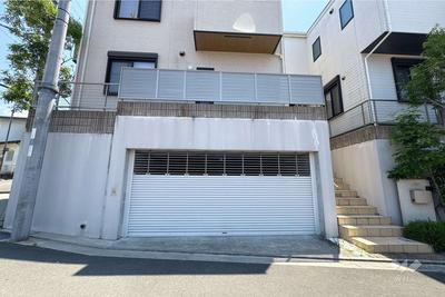 3LDK House for Sale in Suita, Osaka – 99.36 sqm, 2016 Build — Front_door, Suita, Osaka