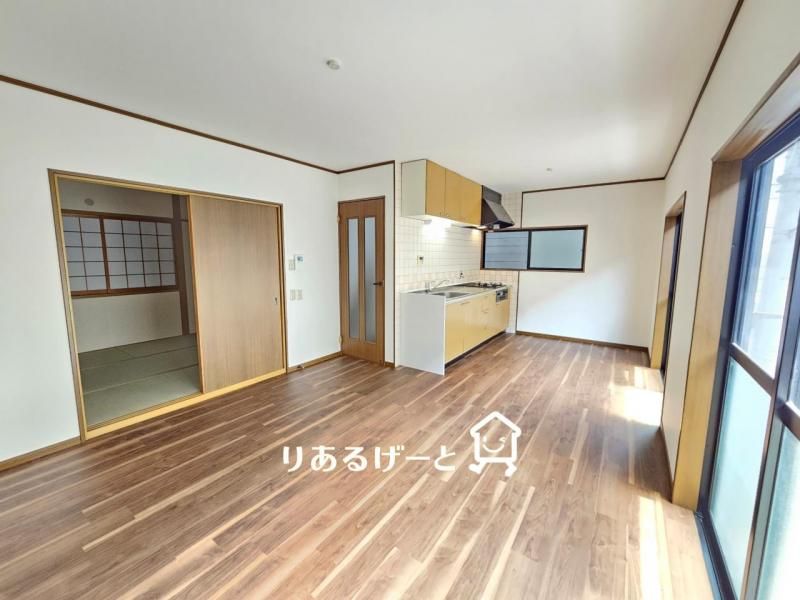 4SLDK Family Home in Settsu, Osaka | South-Facing & Renovated - Thumbnail 2