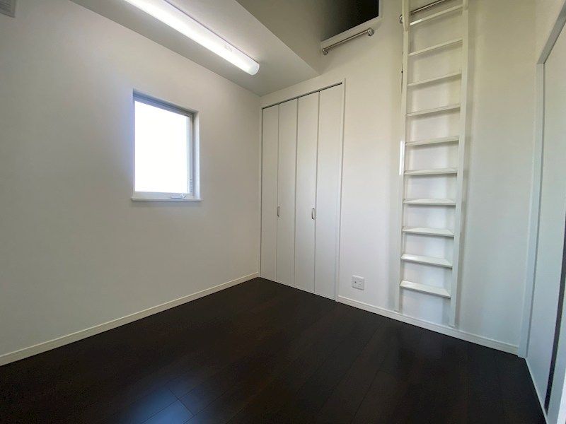 5LDK Corner Lot House with Solar Power in Hirakata, Osaka - Thumbnail 4