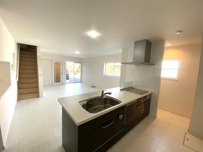 5LDK Corner Lot House with Solar Power in Hirakata, Osaka - Thumbnail 2