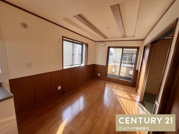 4LDK Detached House for Sale in Tsurumi Ward, Osaka - Thumbnail 2