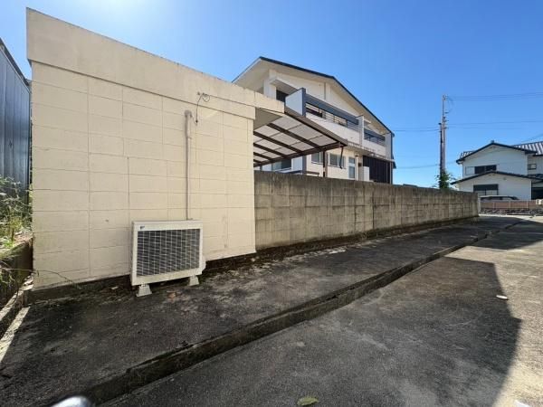 4DK House for Sale in Iwade City with 811 sqm Land - Thumbnail 2