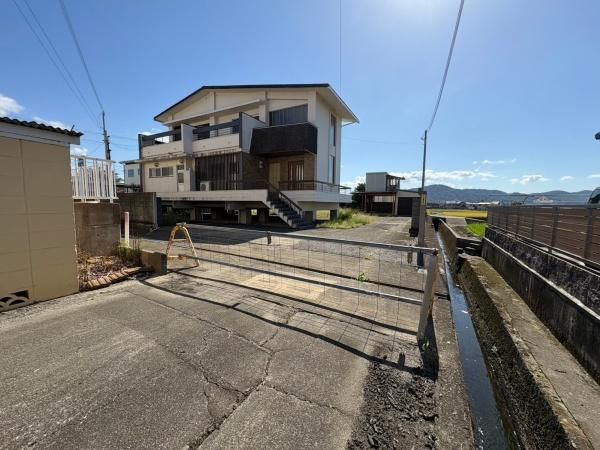 4DK House for Sale in Iwade City with 811 sqm Land - Thumbnail 3