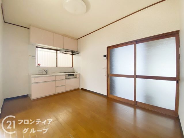 3-Storey 5DK House with Ene-Farm & Underfloor Heating in Higashi-Osaka - Thumbnail 3