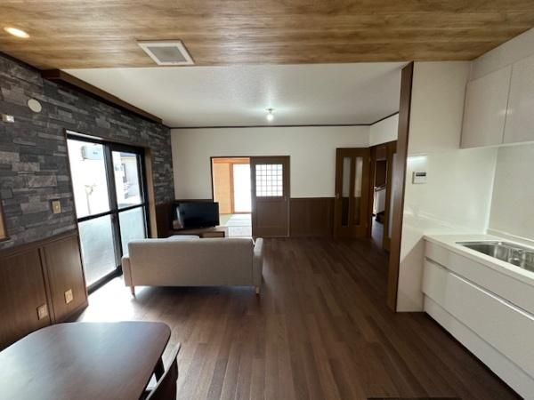 Renovated 4LDK Detached House for Sale in Neyagawa, Osaka - Thumbnail 2