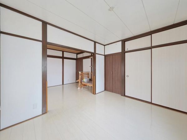 Renovated 1LDK House Near Nishitenjikaya Station, Osaka - Thumbnail 3