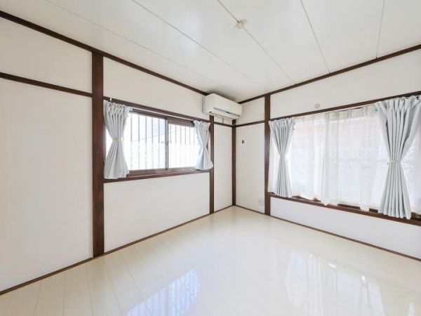 Renovated 1LDK House Near Nishitenjikaya Station, Osaka - Thumbnail 2