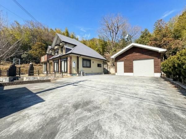 American-Style 5SSLDK House with 6-Car Parking in Himeji - Thumbnail 2