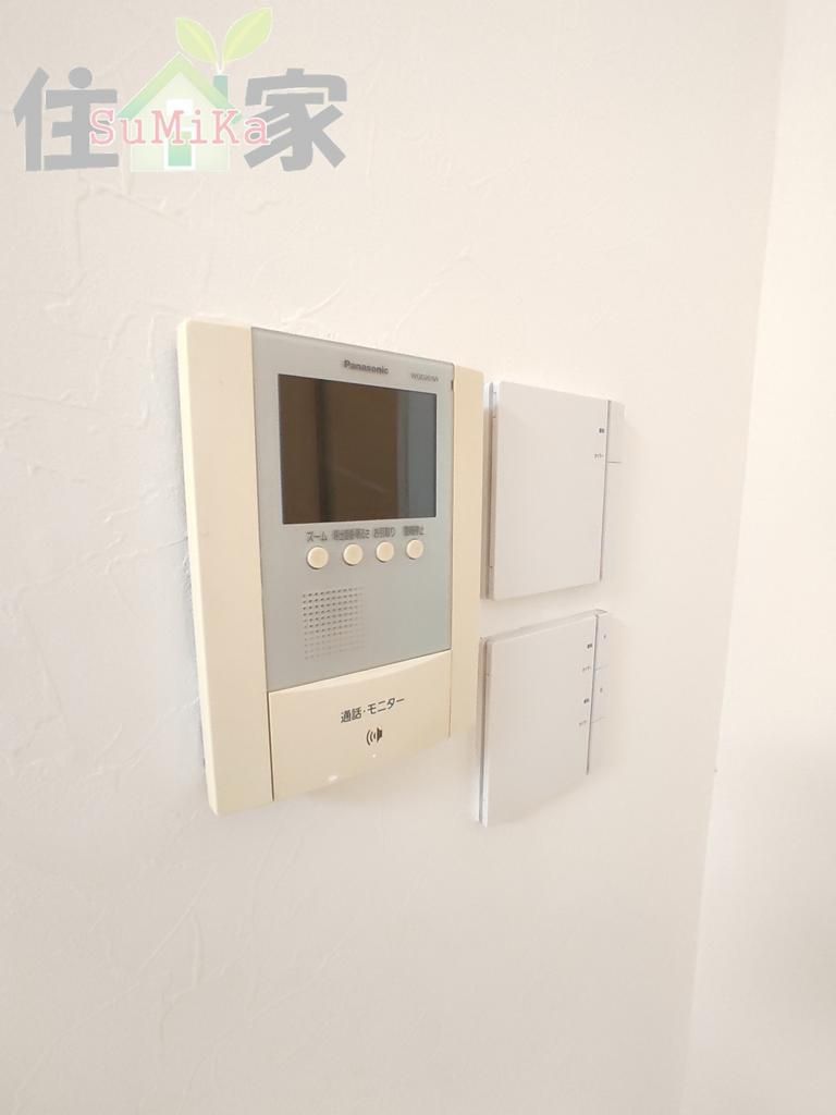 4LDK Solar-Powered House with Lofts in Osaka Higashinari Ward - Image 1