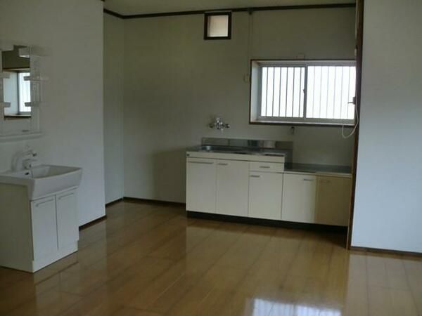 Yoshimatsu Station 3LDK Rental House with Garden & Garage - Thumbnail 4