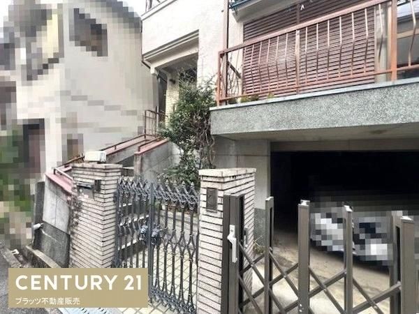 4LDK Detached House for Sale in Takatsuki, Osaka - Image 1