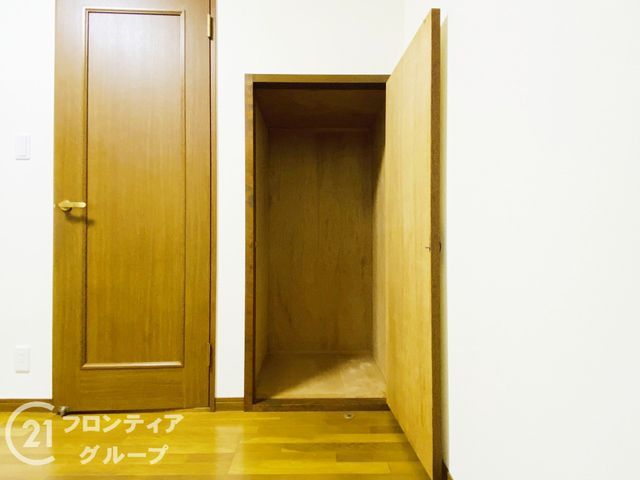 5DK Detached House with Garage for Sale in Daito City, Osaka - Thumbnail 2