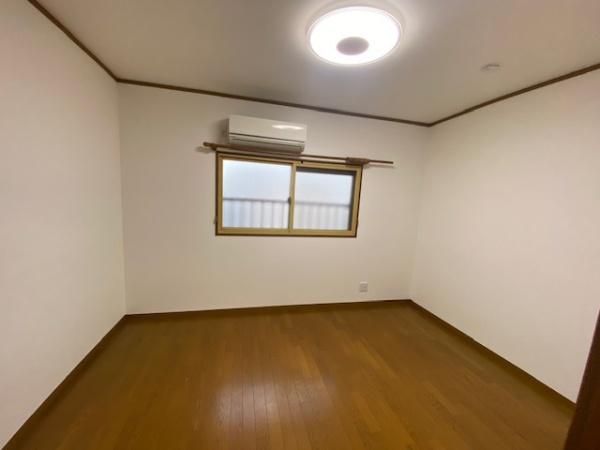 Renovated 3-Story Wooden House for Sale in Neyagawa City, Osaka - Thumbnail 3