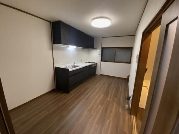 Renovated 3-Story Wooden House for Sale in Neyagawa City, Osaka - Thumbnail 2
