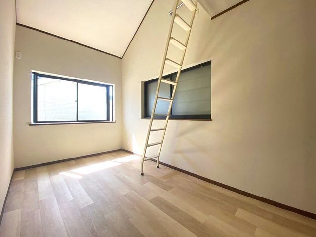 Renovated 4LDK Detached House for Sale in Neyagawa, Osaka - Thumbnail 3