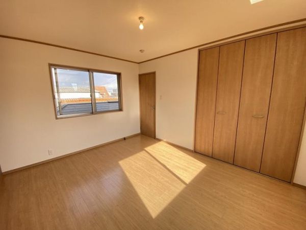 Spacious 3-Story House for Sale in Neyagawa City, Osaka - Thumbnail 3