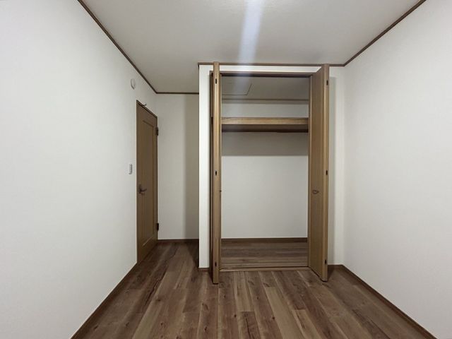 Renovated 4-Bedroom 3-Story House with Parking in Osaka Tsurumi - Thumbnail 4