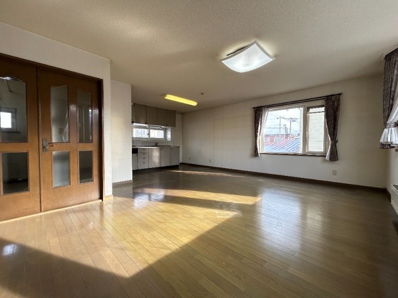 3-Story 4LDK House with Parking for 5-6 Cars in Hakodate - Thumbnail 4