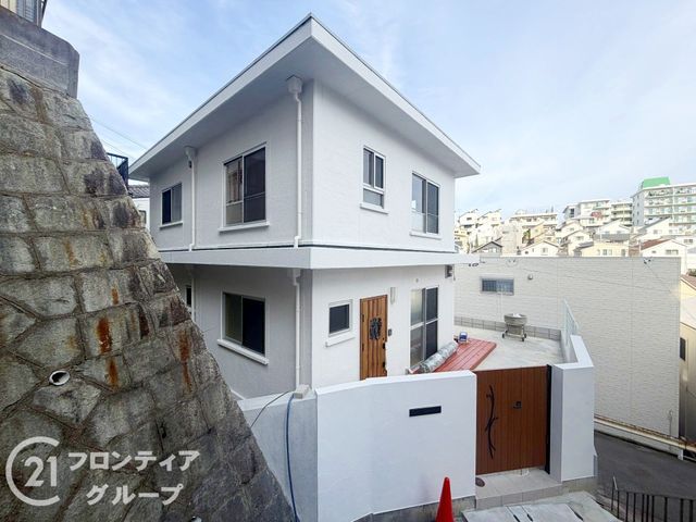 Renovated 3DK Detached House with Large Garden in Kobe Tarumi - Thumbnail 2