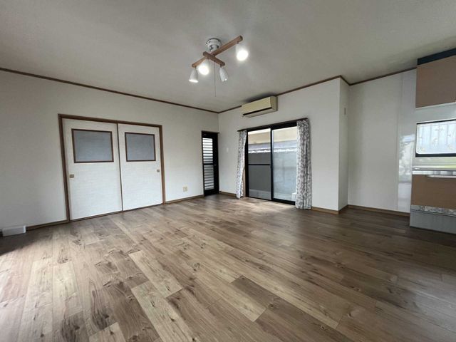 4LDK Detached House for Sale in Neyagawa City, Osaka - Thumbnail 3