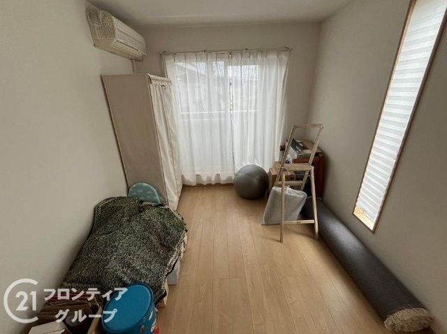 3LDK Corner Lot House for Sale in Neyagawa, Osaka - Thumbnail 2