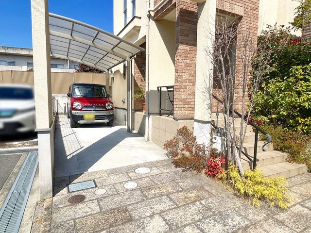 4LDK Modern House for Sale in Toyonaka, Osaka - Thumbnail 2