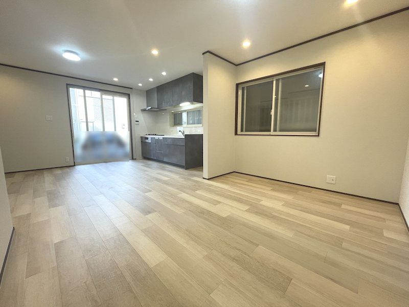 Renovated 5LDK Detached House in Hirakata, Osaka - Thumbnail 2
