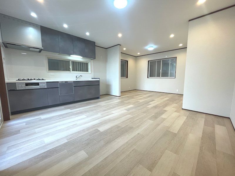 Renovated 5LDK Detached House in Hirakata, Osaka - Thumbnail 4