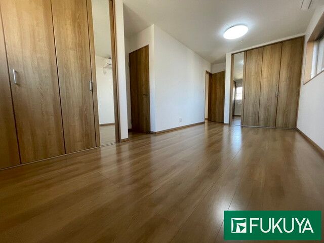 Modern 3LDK House with Solar Panels & Floor Heating in Matsubara - Thumbnail 4