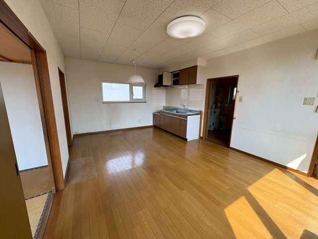 2LDK Single-Story House on Large Corner Lot in Shintoku, Hokkaido - Thumbnail 4