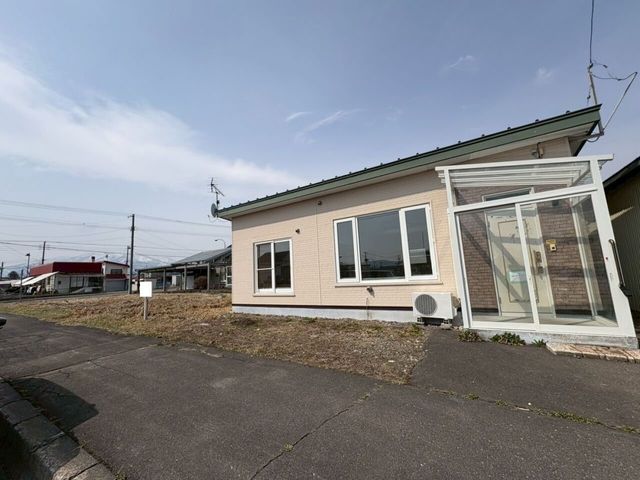 2LDK Single-Story House on Large Corner Lot in Shintoku, Hokkaido - Thumbnail 2